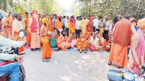नागा साधुओं को सम्मान विदाई भेंट नहीं, बेलाही घाट मुख्य मार्ग को किया जाम