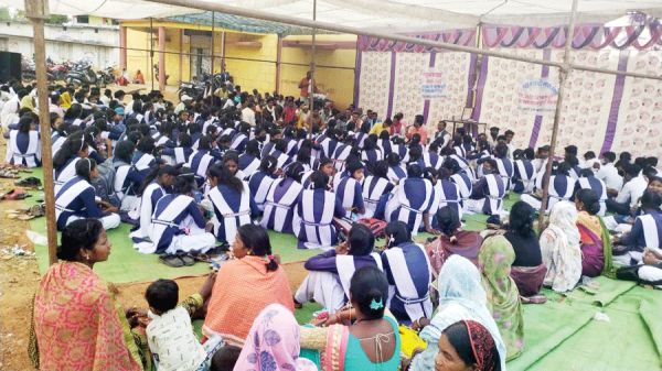 हिंदी माध्यम विद्यालय बंद नहीं होगा..., डीईओ के आश्वासन पर विद्यार्थियों और पालकों का धरना स्थगित