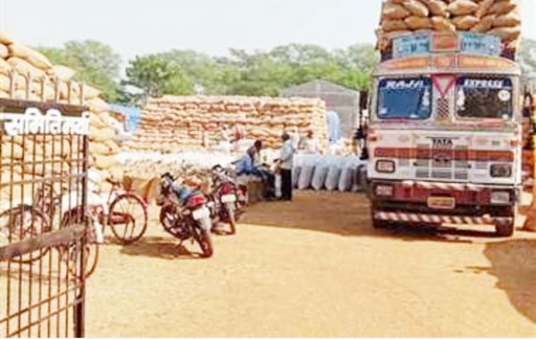 प्रशासन की भेदभावपूर्ण कार्रवाई पर उठे सवाल, ट्रांसपोर्टरों ने कहा-लिपिकीय त्रुटि बनी मुसीबत