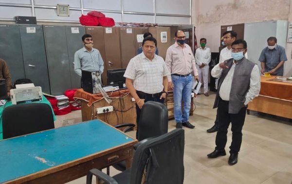 विलंब से उपस्थिति, 3 कर्मियों पर कार्रवाई