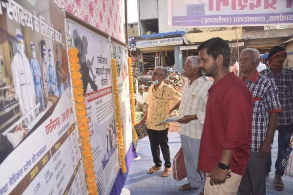 घुमका हाट बाजार में फोटो प्रदर्शनी,  ग्रामीण ने सराहा