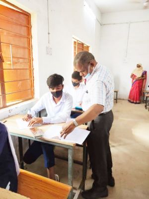 परीक्षा केंद्रों में पहुंचे डीईओ,  एक भी नकल प्रकरण नहीं