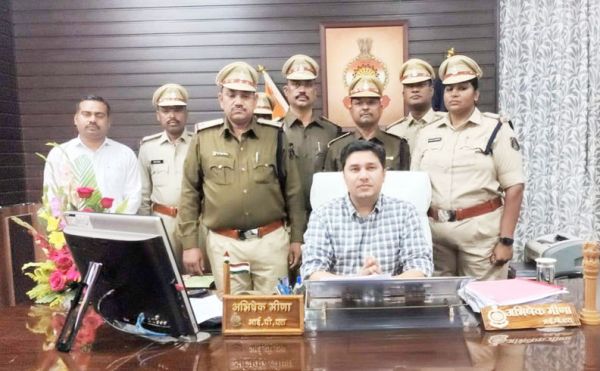 एसआई सहित पदोन्नत हुए 7 हेड कांस्टेबल को लगा स्टार
