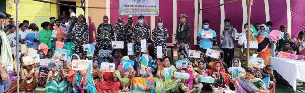 सीआरपीएफ का सिविक एक्शन प्रोग्राम, ग्रामीणों की स्वास्थ्य जांच, सामान बांटे