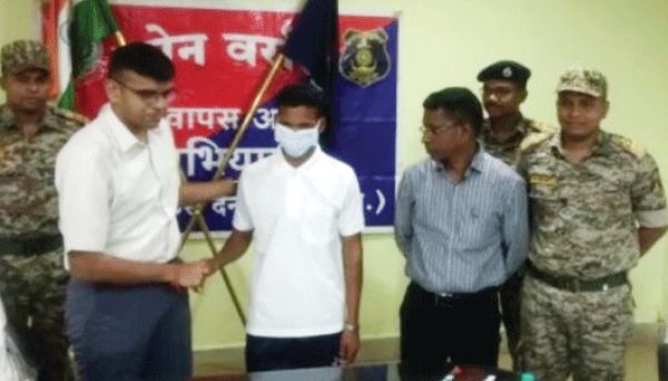 1 लाख के ईनामी नक्सली का समर्पण कई ग्रामीणों की हत्या में था शामिल