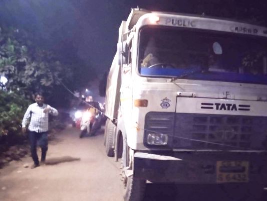 रेत लोड वाहन ने कई घरों के बिजली कनेक्शन को किया ध्वस्त