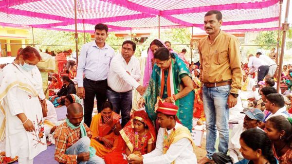 22 जोड़ों के हुए हाथ पीले