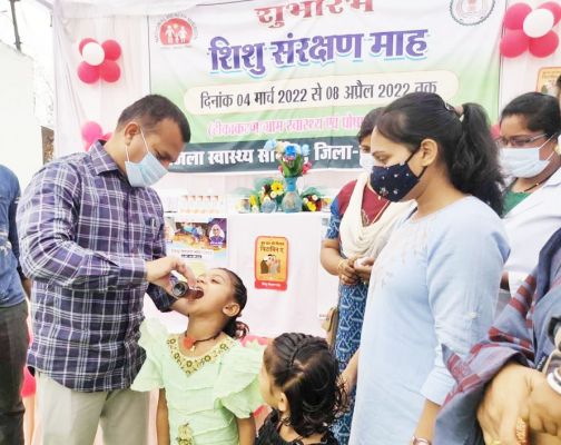 कलेक्टर ने बच्चों को पिलाई  विटामिन-ए की दवा