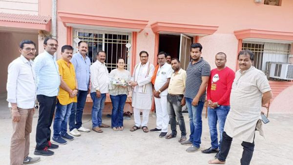 यूक्रेन से लौटी पारागांव की बेटी का भाजपा नेताओं ने किया स्वागत