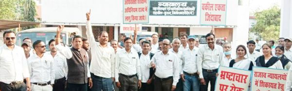 मांगों को ले वकीलों ने निकाली बाइक रैली, धरना-प्रदर्शन