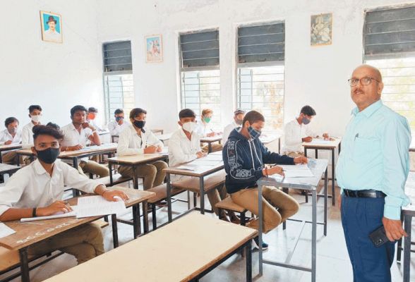 हाईस्कूल परीक्षा डीईओ ने किया केन्द्रों को निरीक्षण