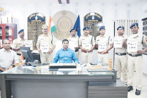 कॉप ऑफ द मंथ में सम्मानित हुए अफसर-जवान