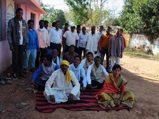 पेंशन की मांग को ले जिपं सदस्यों का धरना-प्रदर्शन