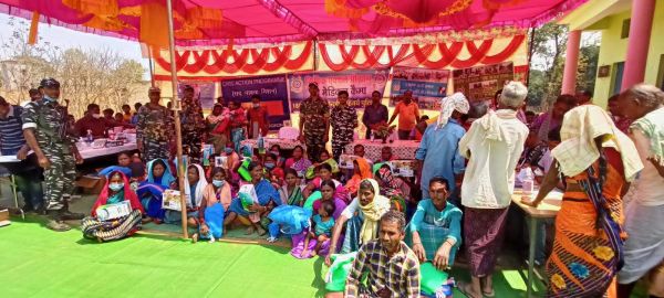 188वीं बटालियन सीआरपीएफ का सिविक एक्शन प्रोग्राम, ग्रामीणों को बांटे सामान