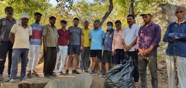 गढिय़ा पहाड़ स्थित जोगी गुफा की सफाई, कलेक्टर भी पहुंचे