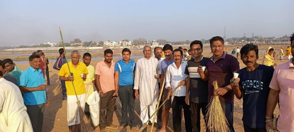 स्वयंसेवियों ने नदी में स्वच्छता अभियान चलाया