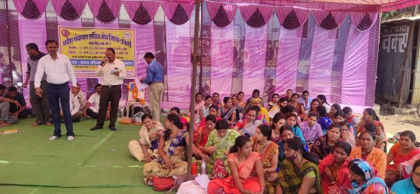 शासकीयकरण की मांग को लेकर पंचायत सचिव ने दिया धरना