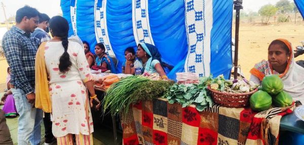 स्वसहायता समूह की महिलाएं आर्थिक गतिविधियों से हो रहीं आत्मनिर्भर