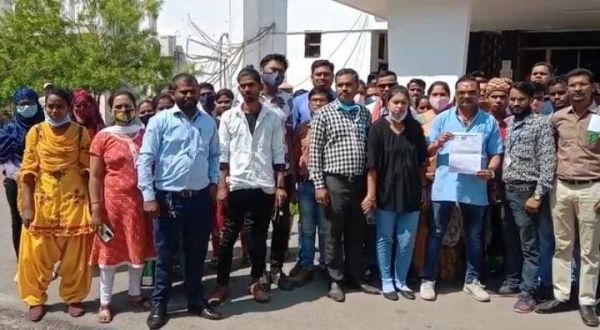 प्रदेश स्वा.कर्मचारी संघ ने मांगों को ले किया धरना-प्रदर्शन, सौंपा ज्ञापन