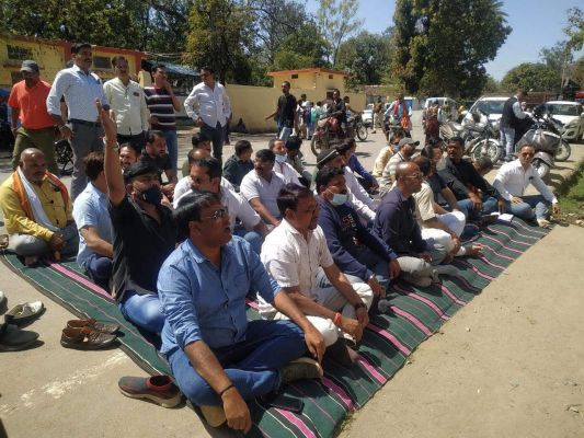 निजी स्कूल की मनमानी के विरोध में अभिभावक संघ का फूटा गुस्सा, घेरा डीईओ कार्यालय