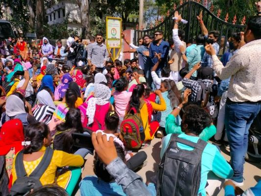 जैसी शिक्षा वैसी परीक्षा के साथ-साथ कई मांगों को लेकर एनएसयूआई ने घेरा विवि