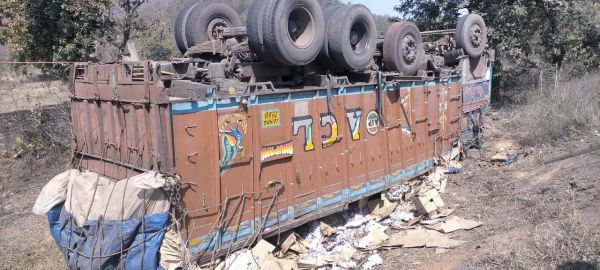 अंडों से भरा ट्रक पलटा, बाल-बाल बचा ड्राइवर