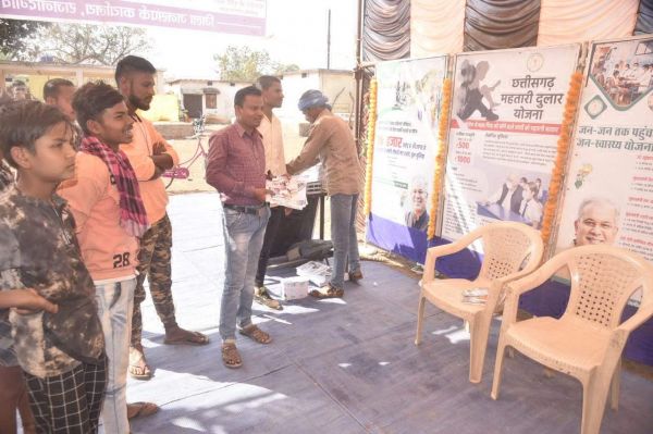 मदराकुही के हाट बाजार में फोटो प्रदर्शनी