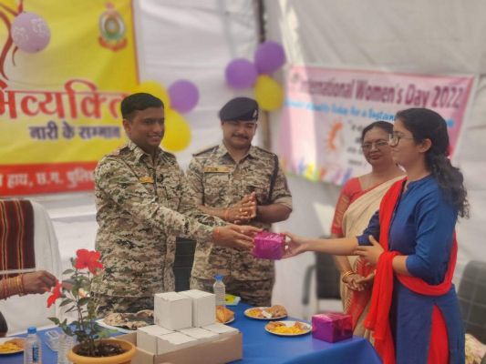 पुलिस ने महिलाओं के साथ मनाया महिला दिवस