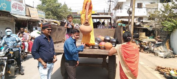 फ्लाई ओवर के नीचे शिफ्ट किए गए घड़ा व्यापारी