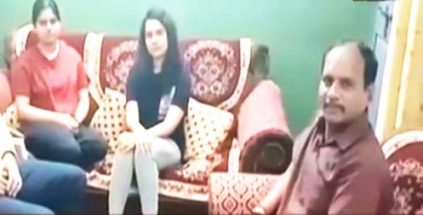 यूक्रेन में फंसी विभूति-आकांक्षी सकुशल घर पहुंचीं