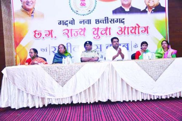महिला दिवस पर युवा आयोग ने किया महिलाओं का सम्मान