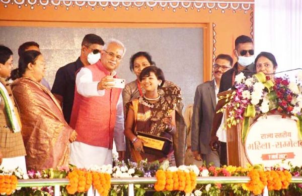 सीएम सेल्फी लेते दिखे आरू साहू के साथ