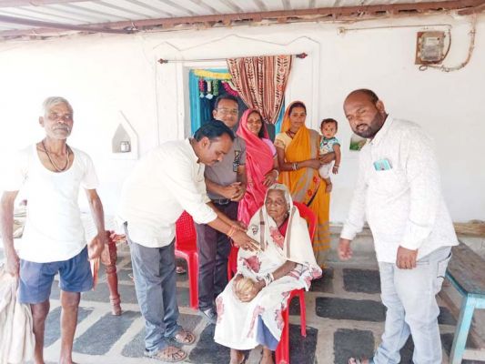 कर्मयोगी महिलाओं का जनपद सदस्य ने घर जाकर किया सम्मान, बढ़ाया उनका मान