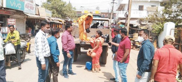 फ्लाई ओवर के नीचे शिफ्ट किए गए घड़ा व्यापारी, सडक़ किनारे मटका कारोबार से यातायात होगा सुगम