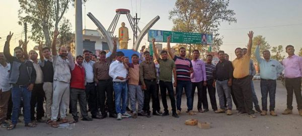 कर्मियों ने अबीर गुलाल लगा जमकर की आतिशबाजी