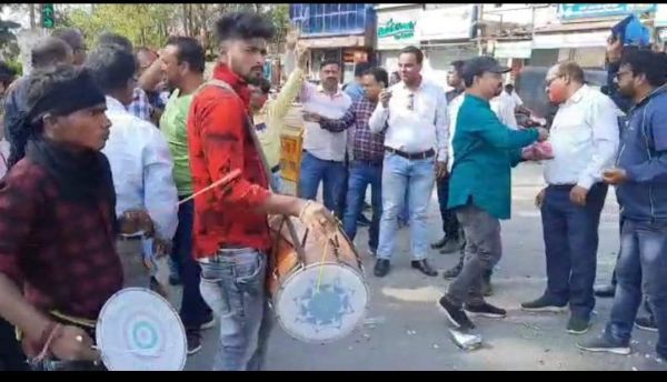 पुरानी पेंशन बहाल, कर्मियों ने ढोल-ताशे के साथ किया खुशी का इजहार