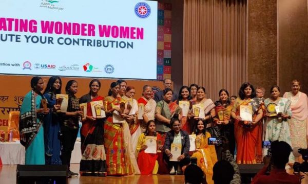 महिला दिवस पर राज्यपाल के हाथों सम्मानित हुर्इं मधु
