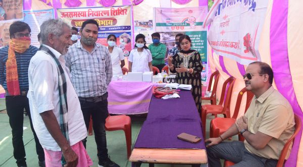 कलेक्टर शिविर में ग्रामीणों से हुए रूबरू