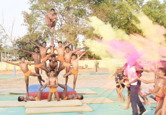 सौगात के लिए मलखम्ब का प्रदर्शन और गुलाल उड़ाकर मनाई खुशियां