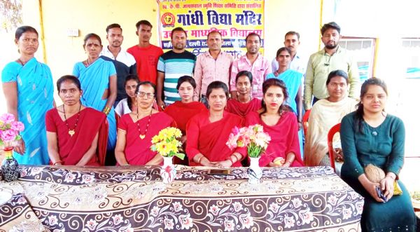 शिक्षकों को श्रीफल देकर सम्मान