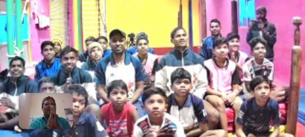 बच्चों से विधायक चंदन ने वीडियो कॉल कर दी बधाई