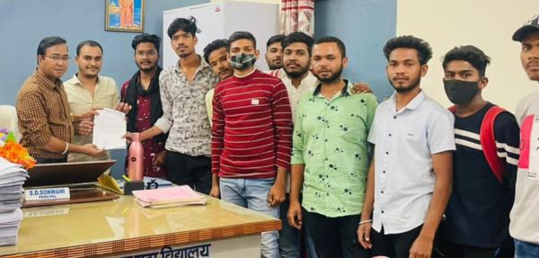 जैसी शिक्षा वैसी परीक्षा मांग को ले एनएसयूआई ने कुलपति के नाम ज्ञापन सौंपा