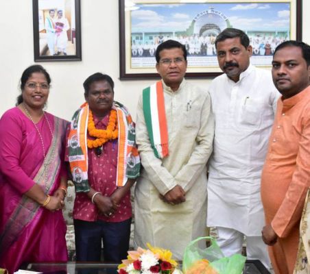  भाजपाध्यक्ष मधुसूदन के गृह वार्ड के पार्षद ने थामा कांग्रेस का दामन