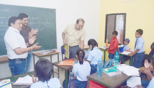 कलेक्टर ने अंग्रेजी माध्यम विद्यालय का किया निरीक्षण