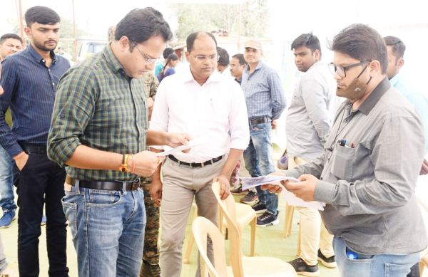 नक्सल पीडि़त परिवारों की समस्याओं से रूबरू होने कलेक्टर-एसपी पहुंचे विशेष शिविर स्थल
