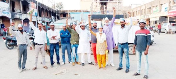 आप  की जीत पर निकाली बाइक रैली