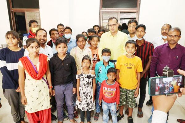 कोरोना से अनाथ हुए 17 बच्चों का सहारा बना जिला प्रशासन