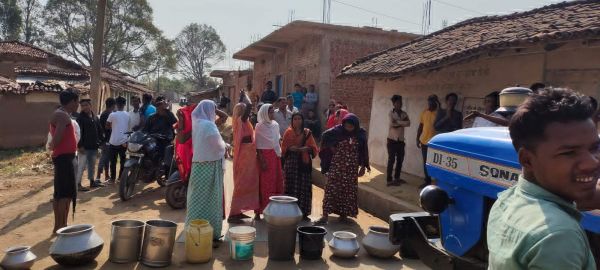 पानी की किल्लत, महिलाओं ने सडक़ पर खाली बर्तन रख किया प्रदर्शन
