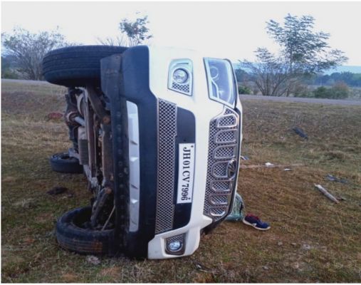 स्कॉर्पियो पलटी, 1 मौत, 11 घायल