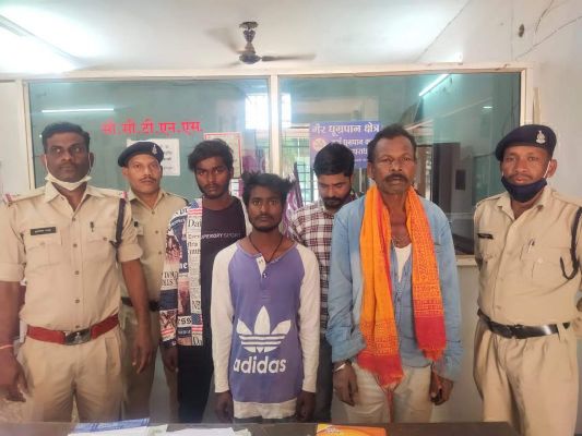 चाकू लेकर डराने व बदमाशी करने वाले पकड़ाए